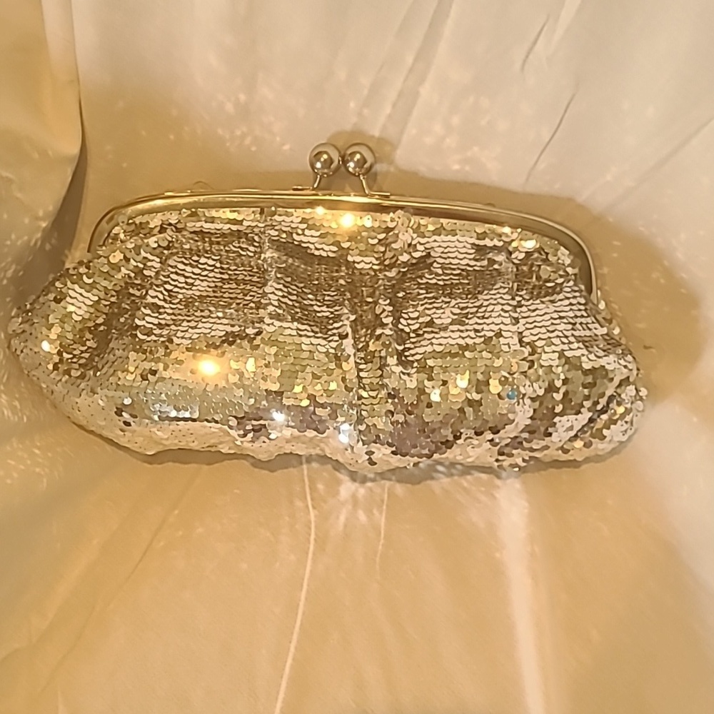 VINTAGE Limited Edition Silver Sequin Clamshell Hand Bag Clutch Clasp Top Purse